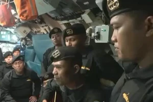 Các thủy thủ tàu ngầm Indonesia cùng nhau hát bài ca "Tạm biệt".