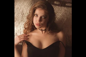 Người mẫu Nga bị cảnh sát truy tìm vì quay clip “nóng” 