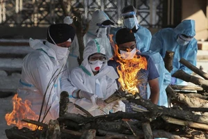 Một lò hỏa táng người chết vì COVID-19 ở Ấn Độ. Ảnh: AP