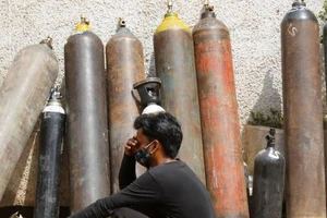 Kỳ vọng tháo gỡ cuộc khủng hoảng nguồn cung ôxy y tế ở Ấn Độ. Ảnh: REUTERS