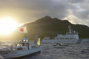 Tàu Nhật Bản và Trung Quốc tại quần đảo Senkaku/Điếu Ngư. Ảnh: KYODO NEWS