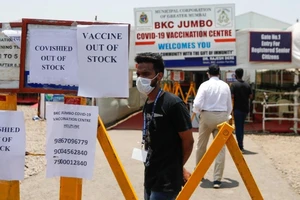Thiếu vaccine, Mumbai tạm đóng cửa tất cả trung tâm tiêm chủng. Ảnh: REUTERS