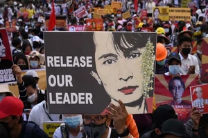 Người biểu tình tại TP Yangon (Myanmar) giơ cao các biểu ngữ đòi thả tự do cho Cố vấn Nhà nước Aung San Suu Kyi. Ảnh: AFP