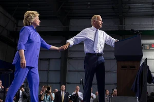 Ông Joe Biden (phải) và bà Hillary Clinton (trái) tại một sự kiện trong chiến dịch tranh cử tổng thống năm 2016 của bà Clinton. Ảnh: NYT