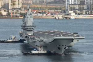 Tàu sân bay Sơn Đông của Trung Quốc trong một đợt vận hành thử nghiệm ở biển biển Hoàng Hải hồi tháng 5-2020. Ảnh: REUTERS