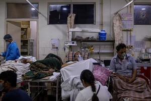 Tình trạng thiếu hụt giường bệnh tại một bệnh viện ở TP Mumbai, Ấn Độ, ngày 30-4. Ảnh: REUTERS