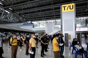 Người dân Thái Lan xếp hàng để được tiêm vaccine ngừa COVID-19 tại sân bay Suvarnabhumi ở Bangkok, ngày 28-4.