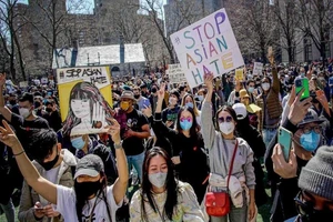 Một phụ nữ gốc Á ở Mỹ bị đập búa vào đầu giữa phố