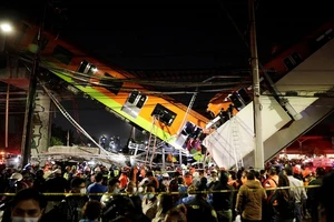 Đoạn cầu vượt và đoàn tàu metro số 12 của Mexico City bị gãy trong tối 3-5, đổ sập lên các ô tô lưu thông bên dưới. Ảnh: REUTERS