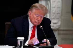 Cựu Tổng thống Mỹ Donald Trump ra mắt nền tảng mạng xã hội mới của riêng mình với tên gọi "Từ Bàn làm việc của Donald J. Trump".