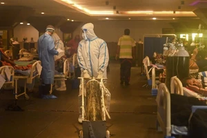 Quang cảnh một khu cách ly bệnh nhân COVID-19 ở một bệnh viện tại thủ đô New Delhi, Ấn Độ, ngày 29-4. Ảnh: REUTERS