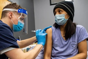 Một người Mỹ được tiêm vaccine ngừa COVID-19. Ảnh: AFP