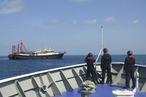 Philippines cáo buộc hải cảnh TQ ngăn chặn tàu tuần duyên. Ảnh: AP