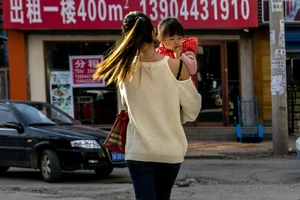 Vừa kiếm tiền vừa lo việc nhà, phụ nữ TQ bế tắc trong hôn nhân. Ảnh: GETTY IMAGES