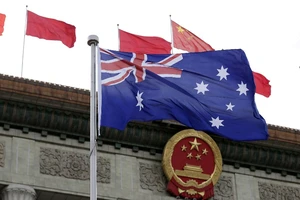 Quốc kỳ Úc được kéo lên trước Đại Lễ đường Nhân dân (Bắc Kinh, Trung Quốc) năm 2016 nhân chuyến thăm của Thủ tướng Úc (lúc bấy giờ) Malcolm Turnbull. Ảnh: REUTERS