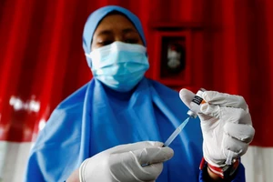 Nhận vaccine từ TQ, Indonesia sẽ 'hạ giọng' tại Biển Đông? Ảnh: REUTERS
