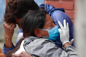 Thân nhân của một người chết vì COVID-19 tại một lò hỏa táng ở Kathmandu, Nepal, vào ngày 30-4.