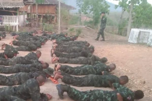 Hoạt động huấn luyện của một nhóm nổi dậy vũ trang ở Myanmar. Ảnh: CNN