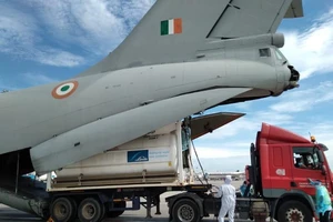 Không quân Án Độ hỗ trợ vận chuyển ôxy y tế. Ảnh: TWITTER/KHÔNG QUÂN ẤN ĐỘ