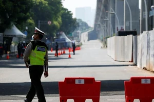 Một sĩ quan cảnh sát bảo vệ hội nghị cấp cao ASEAN về vấn đề Myanmar hồi tháng 4. Ảnh: REUTERS