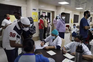 Bên trong một cơ sở tiêm vaccine ngừa COVID-19 tại bang Uttar Pradesh (Ấn Độ). Ảnh: AP