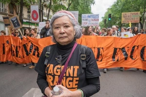 Bà Trần Tố Nga trong một cuộc biểu tình tại Pháp vì các nạn nhân da cam. Ảnh: COLLECTIF VIETNAM-DIOXINE