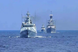 Tàu Hải quân Indonesia tại cảng Tanjung Wangi. Ảnh: AJENG DINAR ULFIANA, REUTERS