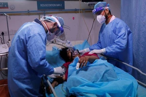 Hệ thống y tế quá tải, Ấn Độ huy động hàng trăm cựu y sỹ quân y. Ảnh: REUTERS
