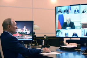 Tổng thống Vladimir Putin trong một cuộc họp trực tuyến tháng 5-2020 với nội các Nga về đại dịch COVID-19. Ảnh: SPUTNIK