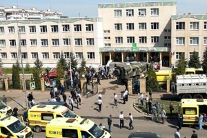 Xe cứu thương và xe cảnh sát có mặt tại một trường học ở Kazan sau khi xảy ra một vụ xả súng.