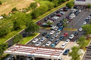 Rất nhiều phương tiện xếp hàng để đổ xăng tại trạm xăng Costco ở bang North Carolina vào ngày 11-5.