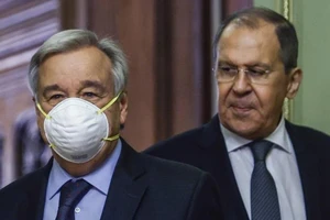 Ngoại trưởng Nga Sergey Lavrov (phải) và Tổng thư ký LHQ Antonio Guterres. Ảnh: AP