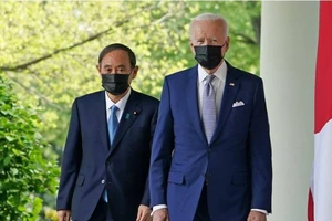 hủ tướng Nhật Yoshihide Suga (trái) và Tổng thống Mỹ Joe Biden. Ảnh: AFP