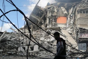 Cảnh tượng hoang tàn sau khi hàng nghìn quả rocket đã được bắn giữa Hamas và Israel.