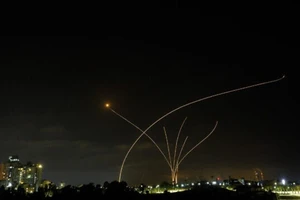 Hamas đã phóng khoảng 2.000 quả rocket về phía Israel, trong khi Israel thực hiện nhiều cuộc tấn công trả đũa.