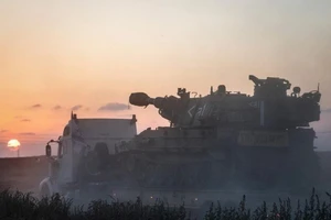 Israel nã pháo vào Dải Gaza, đính chính việc điều động bộ binh. Ảnh: DPA