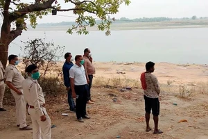 Ấn Độ: Nhiều thi thể bị chôn dưới cát bờ sông Hằng. Ảnh: PTI 