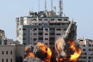 Lực lượng Phòng vệ Israel đã tấn công vào tòa nhà đặt văn phòng của đài truyền hình Al Jazeera và hãng tin Associated Press tại Dải Gaza.