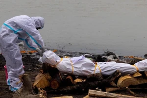 Reuters: Các thi thể bị thả sông Hằng là nạn nhân của COVID-19. Ảnh: REUTERS