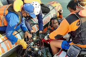 Lực lượng cứu hộ nỗ lực tìm kiếm 20 hành khách trên chiếc thuyền chở quá tải bị lật tại huyện Boyolali, tỉnh Trung Java (Indonesia). Ảnh: AFP