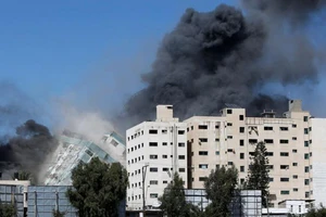 Israel không kích tòa nhà của các hãng truyền thông quốc tế. Ảnh: REUTERS