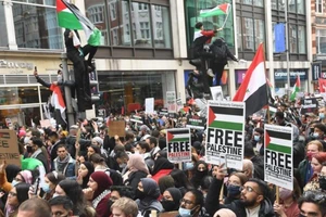 Những người ủng hộ Palestine biểu tình bên ngoài đại sứ quán Israel ở London hôm 15-5. ẢNH: EPA-EFE