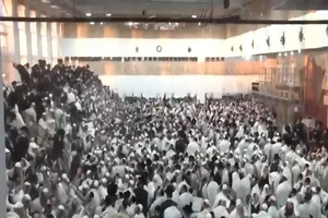 Vụ sập khán đài tại một giáo đường Do Thái ở Israel đã khiến 2 người chết và hàng trăm người bị thương.