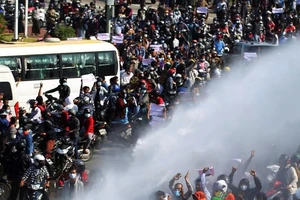 Cảnh sát Myanmar dùng vòi rồng để đàn áp dòng người biểu tình. 