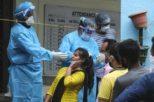 Một điểm xét nghiệm COVID-19 tại TP Jammu, vùng lãnh thổ Jammu & Kashmir (Ấn Độ). Ảnh: AP