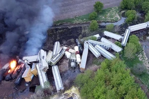 Đám cháy sau vụ tai nạn tàu của hãng Union Pacific bị trật bánh ở TP Sibley, bang Iowa, Mỹ. Ảnh: REUTERS