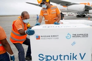 Công nhân kiểm tra lô hàng vaccine ngừa COVID-19 Sputnik V của Nga tại Caracas, Venezuela ngày 29-3.