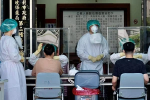 Người dân TP Tân Bắc (Đài Loan) chờ xét nghiệm COVID-19. Ảnh: AFP