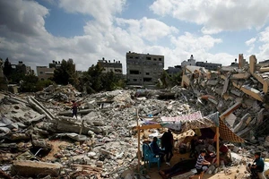 Khung cảnh tan hoang sau các cuộc không kích của Israel ở Dải Gaza.