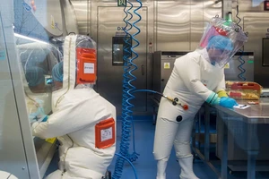 Các chuyên gia Trung Quốc làm việc trong Viện Virus học Vũ Hán (Ảnh chụp năm 2017) Ảnh: TÂN HOA XÃ